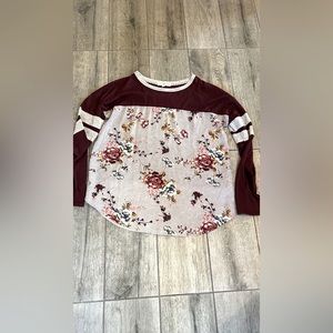 Rewind brand adorable floral pattern blouse with knit sleeve/collar detail.